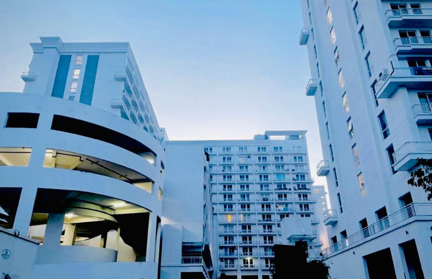 Dolphin Inn & Suites Manhattan Lucknow Exterior photo
